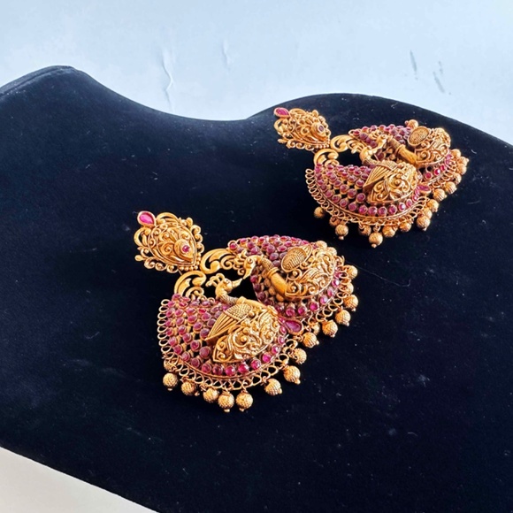 Vintage Sacred Swans Costume Jewelry Earrings Gold x Ruby - Picture 2 of 7